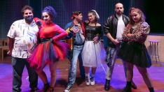 Parte del elenco de artistas del musical