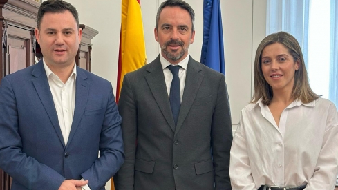 El diputado leonés Javier Alfonso Cendón, el secretario de Estado de Justicia, Manuel Olmedo, y la secretaria de Igualdad del PSOE de Castilla y León, Lorena Valle El diputado leonés Javier Alfonso Cendón, el secretario de Estado de Justicia, Manuel Olmedo, y la secretaria de Igualdad del PSOE de Castilla y León, Lorena Valle