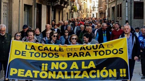 Manifestación contra la peatonalización dura de la calle del agua de Villafranca del Bierzo