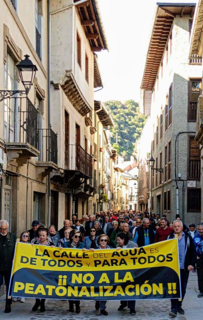 Manifestación contra la peatonalización dura de la calle del agua de Villafranca del Bierzo.