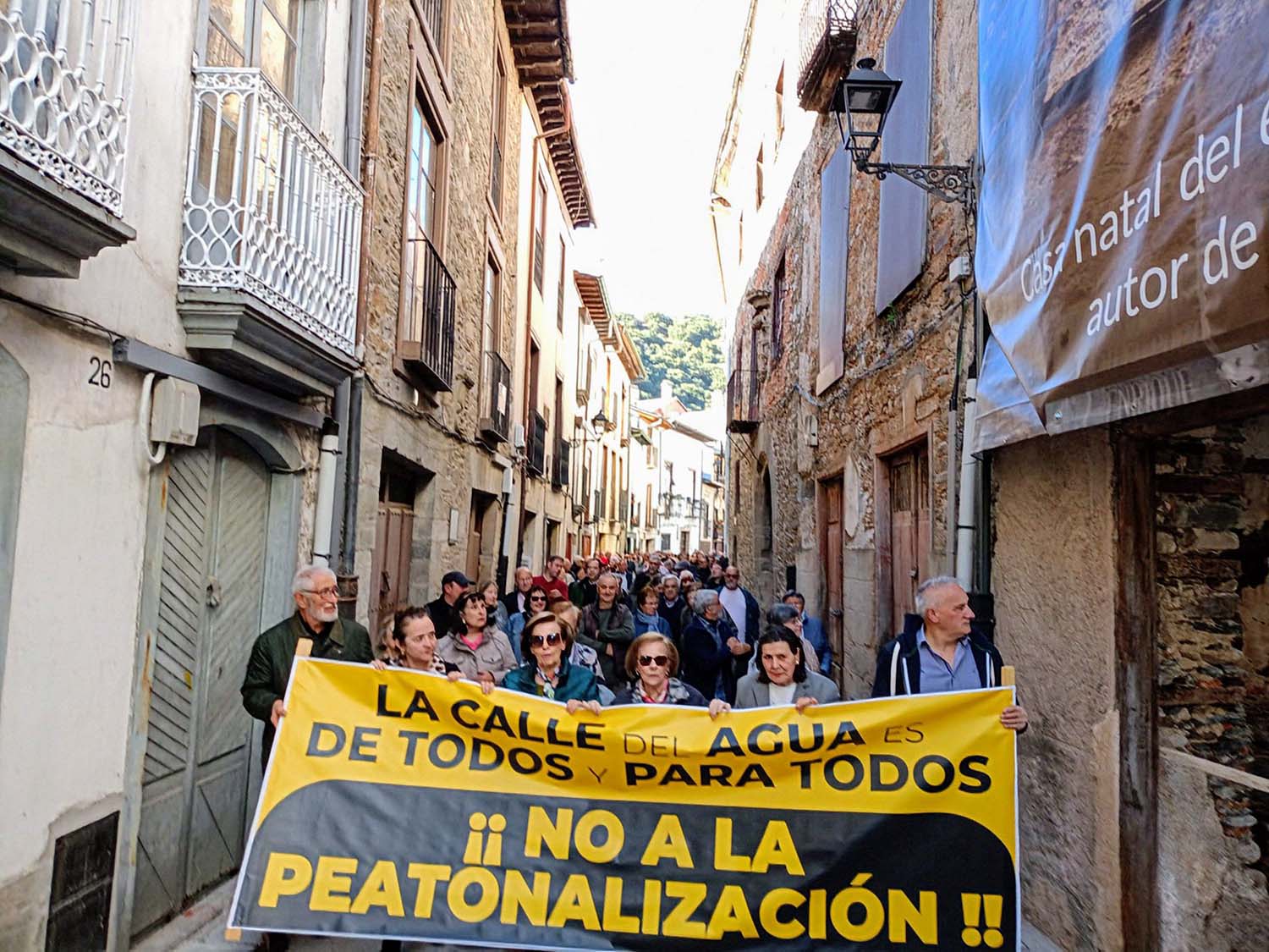 Manifestación contra la peatonalización dura de la calle del agua de Villafranca del Bierzo 1
