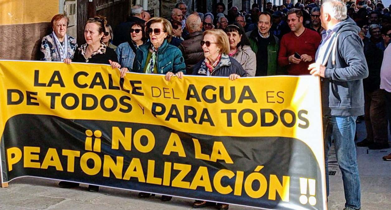 Manifestación contra la peatonalización dura de la calle del agua de Villafranca del Bierzo 2