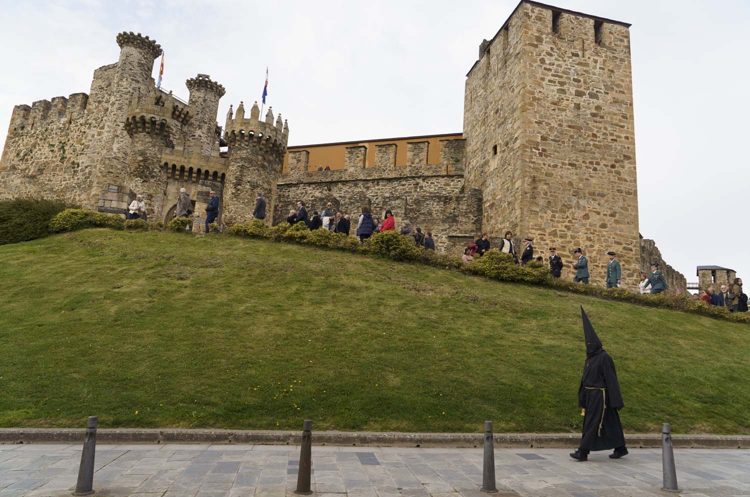 César SánchezICAL. Salida del Nazareno Lambrión Chupacandiles de la Semana Santa de Ponferrada