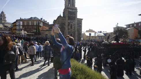 César Sánchez  ICAL. Turistas durante una de las procesiones de la Semana Santa de Ponferrada