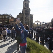 César Sánchez  ICAL. Turistas durante una de las procesiones de la Semana Santa de Ponferrada