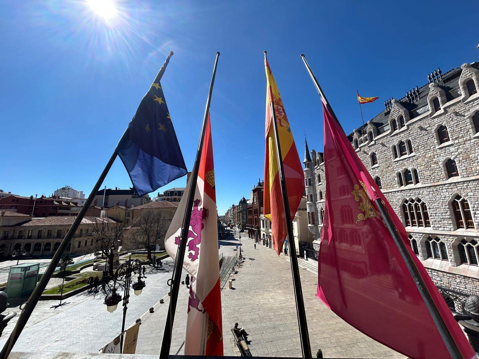 Banderas media asta en la Diputación de León