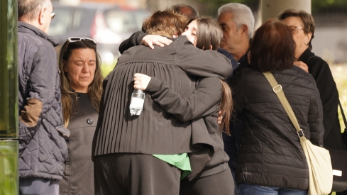 Familiares y amigos acuden al tanatorio de Bembibre, dónde se encuentra el minero David Álvarez fallecido en la mina de Cerredo | Foto: César Sánchez, ICAL
