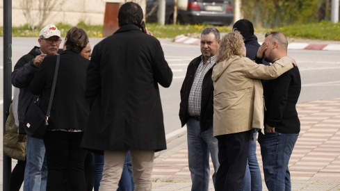 Familiares y amigos acuden al tanatorio de Bembibre, dónde se encuentra el minero David Álvarez fallecido en la mina de Cerredo | Foto: César Sánchez, ICAL