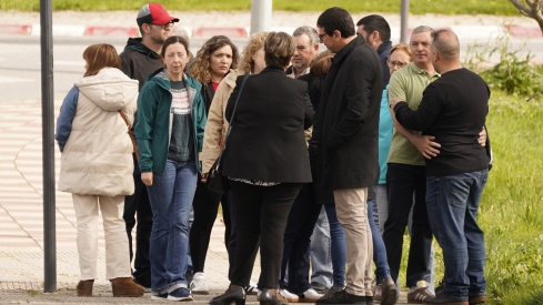 Familiares y amigos acuden al tanatorio de Bembibre, dónde se encuentra el minero David Álvarez fallecido en la mina de Cerredo | Foto: César Sánchez, ICAL