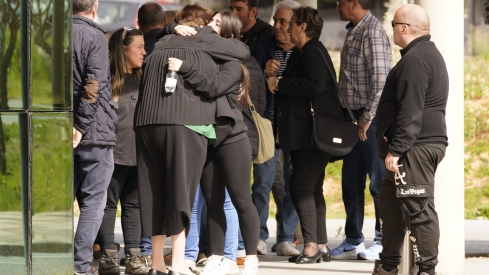 Familiares y amigos acuden al tanatorio de Bembibre, dónde se encuentra el minero David Álvarez fallecido en la mina de Cerredo | Foto: César Sánchez, ICAL