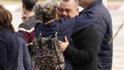 Familiares y amigos acuden al tanatorio de Bembibre, dónde se encuentra el minero David Álvarez fallecido en la mina de Cerredo | Foto: César Sánchez, ICAL