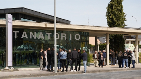 Familiares y amigos acuden al tanatorio de Bembibre, dónde se encuentra el minero David Álvarez fallecido en la mina de Cerredo | Foto: César Sánchez, ICAL