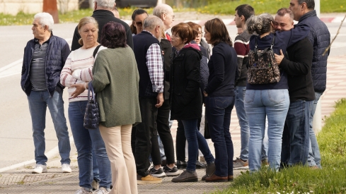 Familiares y amigos acuden al tanatorio de Bembibre, dónde se encuentra el minero David Álvarez fallecido en la mina de Cerredo | Foto: César Sánchez, ICAL