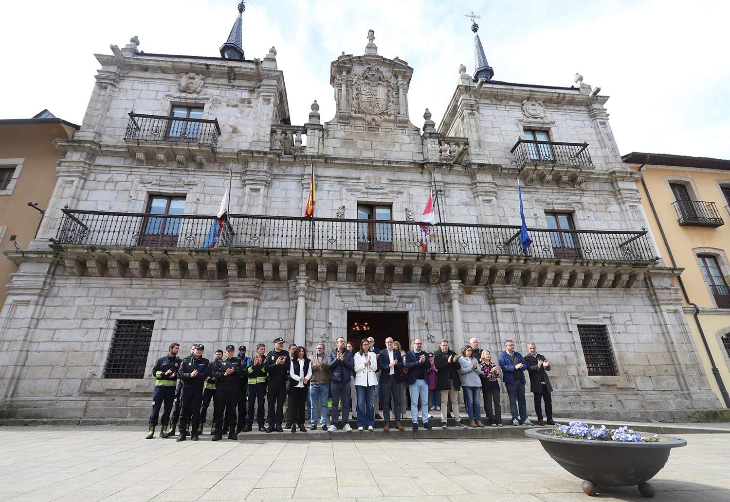 César Sánchez, ICAL . Minuto de silencio en el Ayuntamiento de Ponferrada y en el Consejo Comarcal del Bierzo por los mineros fallecidos ayer en la mina de Cerredo (Asturias)