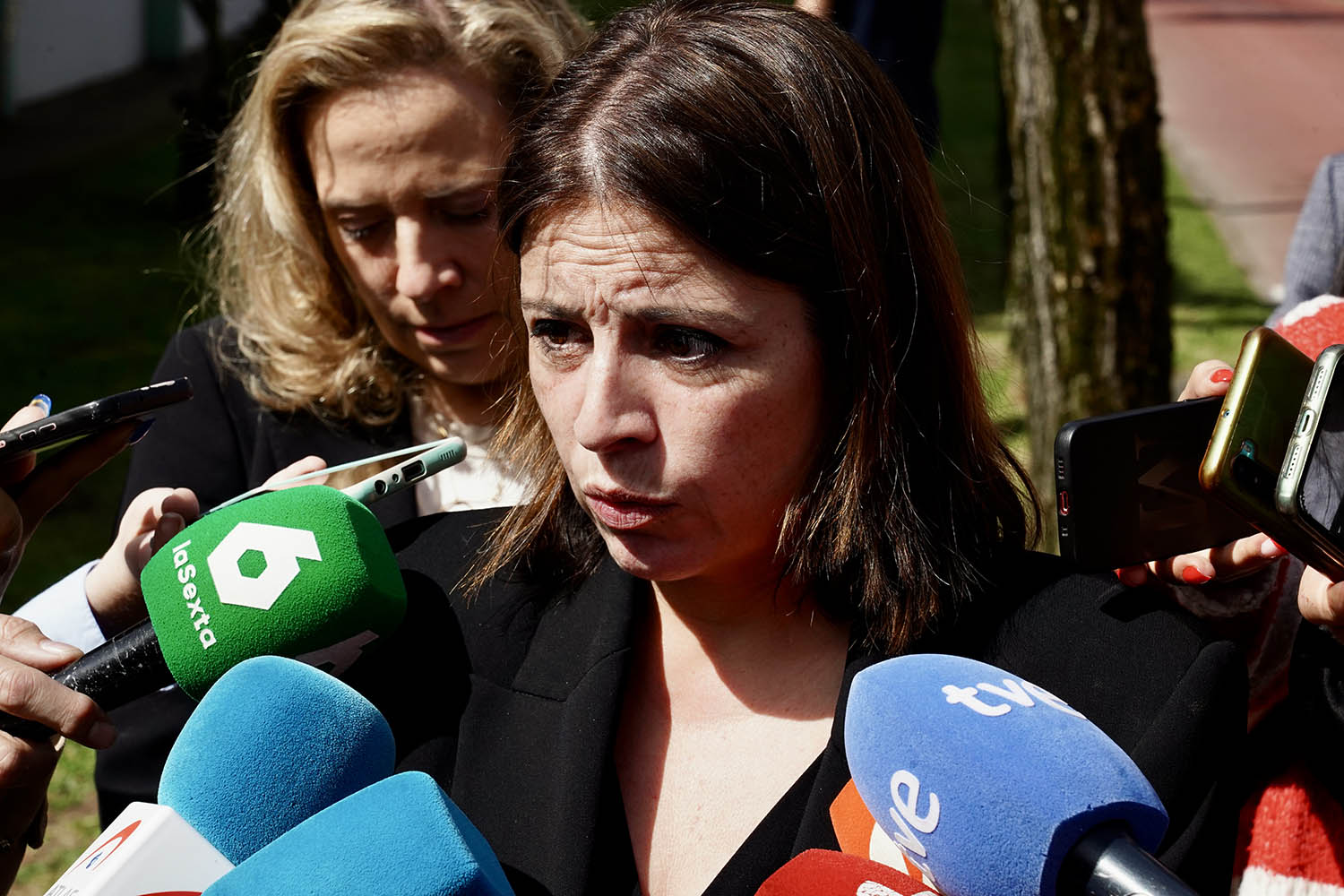 Campillo ICAL. La delegada del Gobierno del Principado de Asturias, Adriana Lastra, asiste al acto de recibimiento de los mineros fallecidos en Villablino