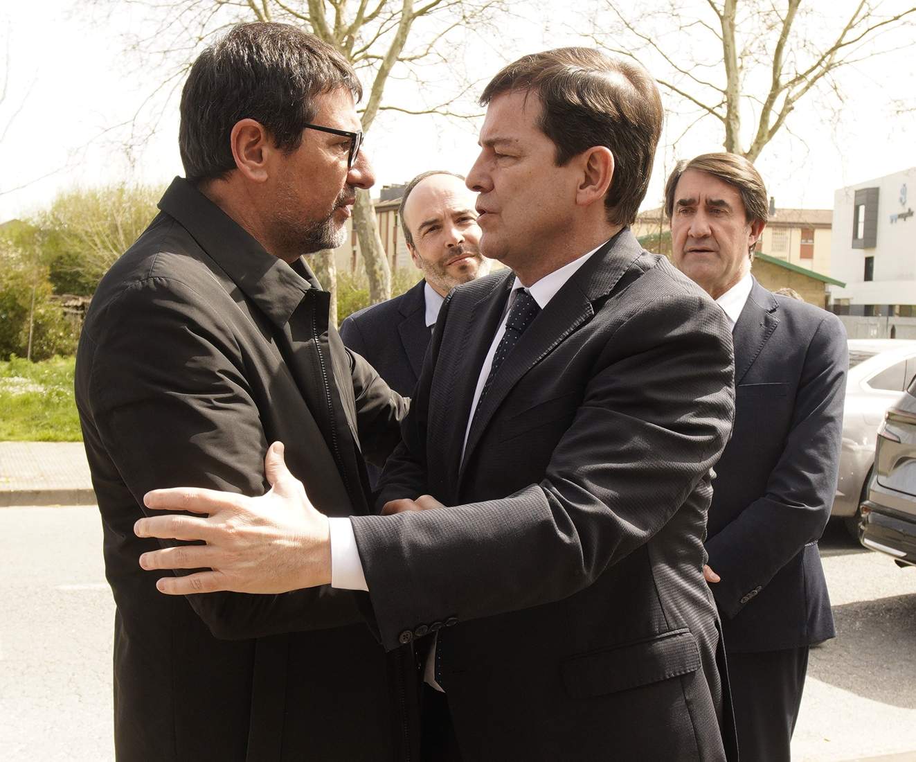 El presidente de la Junta de Castilla y León, Alfonso Fernández Mañueco (C), acude al tanatorio de Bembibre (León), dónde está la capilla ardiente del minero David Álvarez fallecido ayer en la mina de Cerredo (Asturias) | Foto: César Sánchez, ICAL