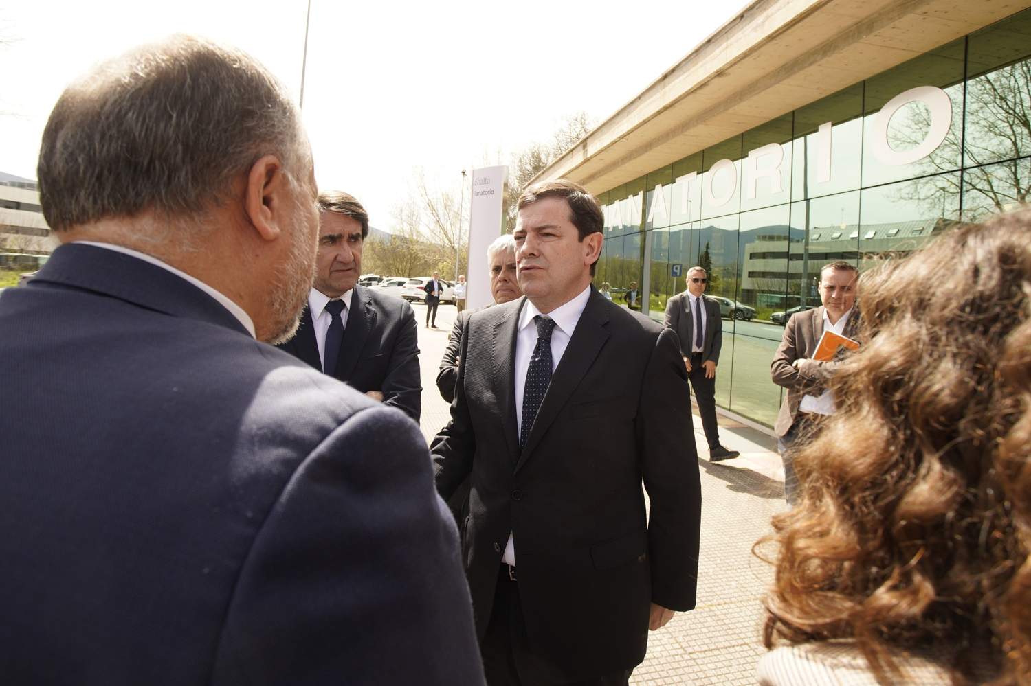 El presidente de la Junta de Castilla y León, Alfonso Fernández Mañueco (C), acude al tanatorio de Bembibre (León), dónde está la capilla ardiente del minero David Álvarez fallecido ayer en la mina de Cerredo (Asturias) | Foto: César Sánchez, ICAL
