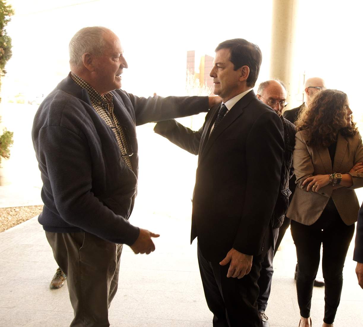 El presidente de la Junta de Castilla y León, Alfonso Fernández Mañueco (C), acude al tanatorio de Bembibre (León), dónde está la capilla ardiente del minero David Álvarez fallecido ayer en la mina de Cerredo (Asturias) | Foto: César Sánchez, ICAL