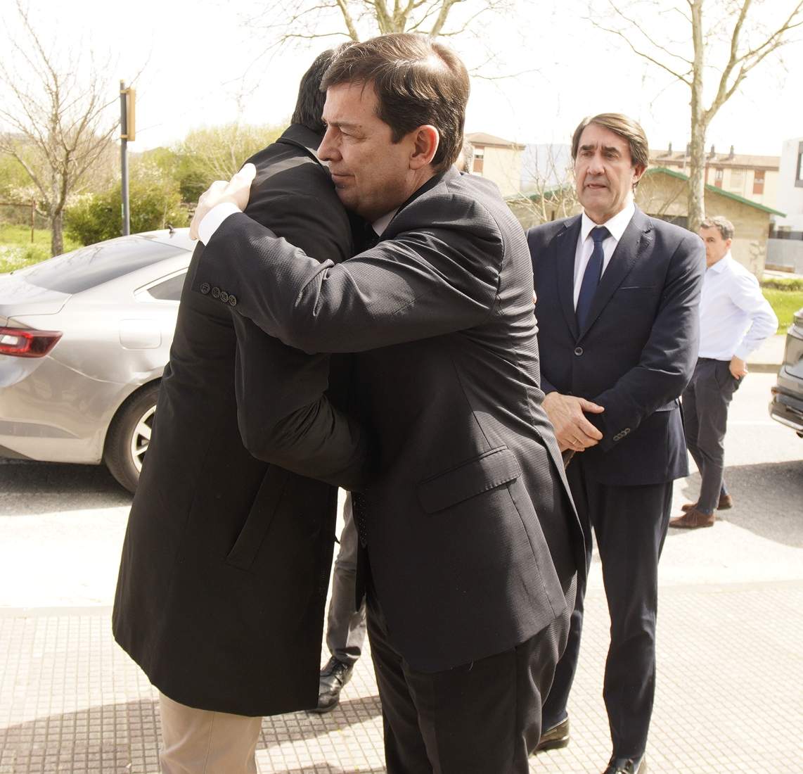 El presidente de la Junta de Castilla y León, Alfonso Fernández Mañueco (C), acude al tanatorio de Bembibre (León), dónde está la capilla ardiente del minero David Álvarez fallecido ayer en la mina de Cerredo (Asturias) | Foto: César Sánchez, ICAL