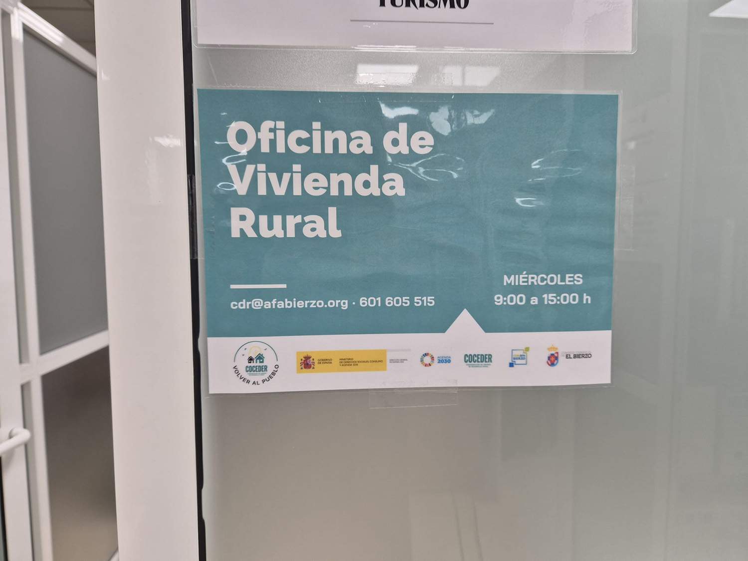 Cartel con los horarios de la Oficina de Vivienda Cartel con los horarios de la Oficina de Vivienda