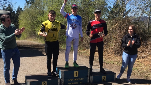 Enol Torre, de Cronobierzo, posa en el podio 