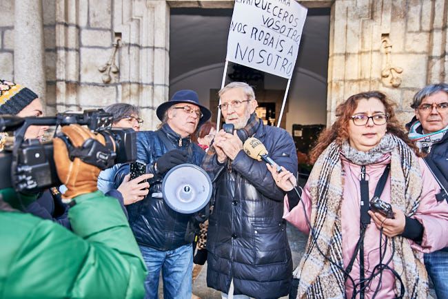 Protesta a las puertas del Ayto de Ponferrada por la tasa de basura / InfoBierzo