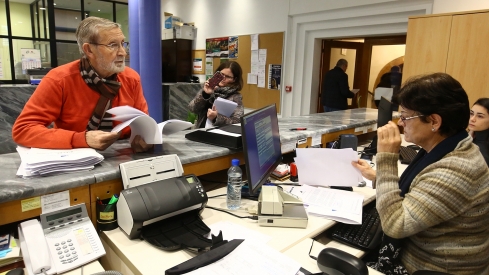 El presidente del Partido Regionalista del Bierzo, Tarsicio Carballo, durante la entrega de firmas recogidas contra la subida de las tasas municipales del agua y la basura