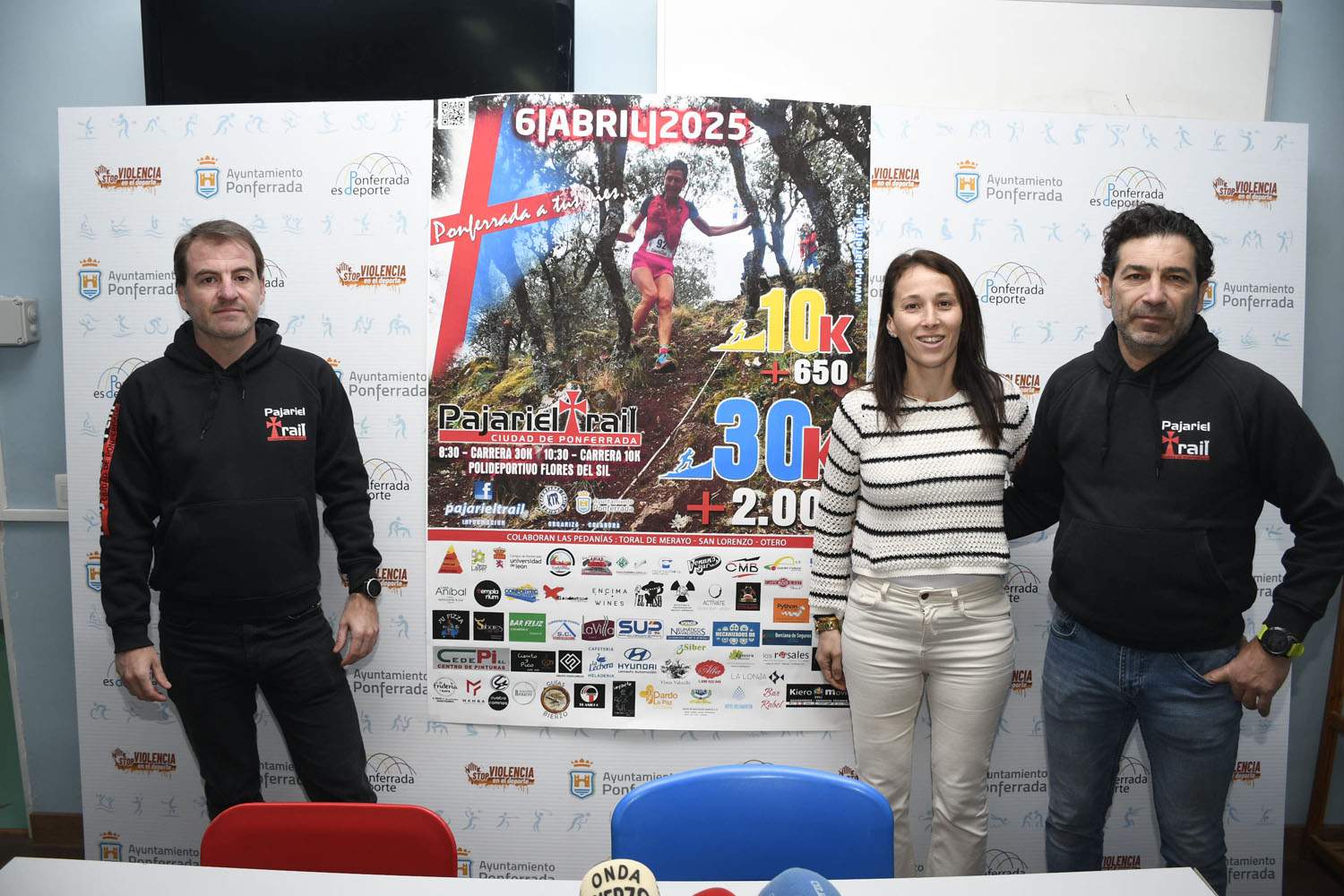 Presentación de la Pajariel Trail 2025. Los organziadores y la concejala de Deportes del Ayuntamiento de Ponferrada Presentación de la Pajariel Trail 2025. Los organziadores y la concejala de Deportes del Ayuntamiento de Ponferrada