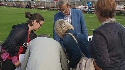 Tarsicio Carballo recoge firmas más de 20.000 firmas para la llegada de Radioterapia al Bierzo