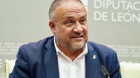 El presidente de la Diputación de León, Gerardo Álvarez Courel, durante la presentación del nuevo plan de inversiones destinado a los ayuntamientos | Campillo / ICAL
