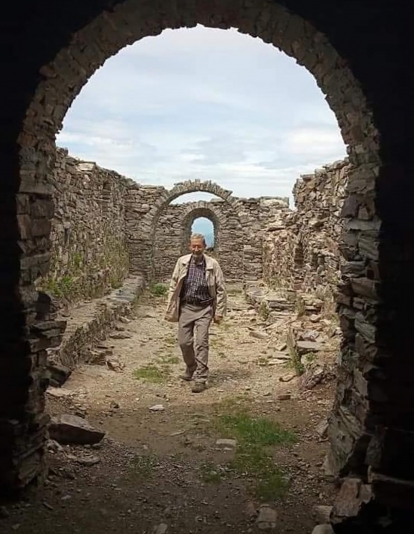 Tarsicio Carballo en la ermita de Santa Cruz de la Tebaida Berciana