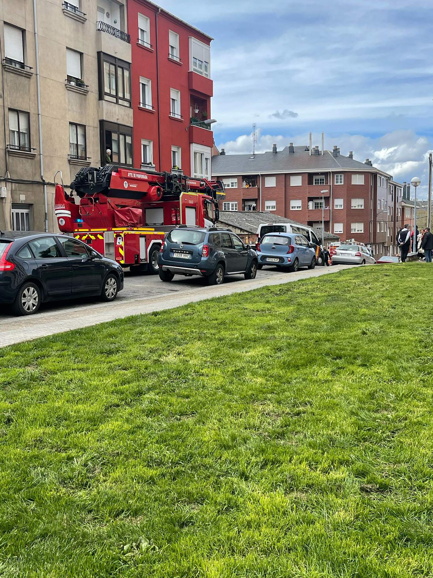 Bomberos de Ponferrada en el incendio de Rosalía de Castro.