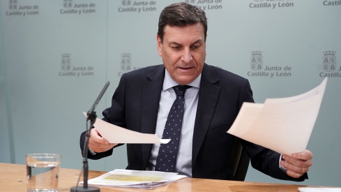 Rubén Cacho ICAL . El consejero de Economía y Hacienda y portavoz, Carlos Fernández Carriedo, comparece en rueda de prensa posterior al Consejo de Gobierno
