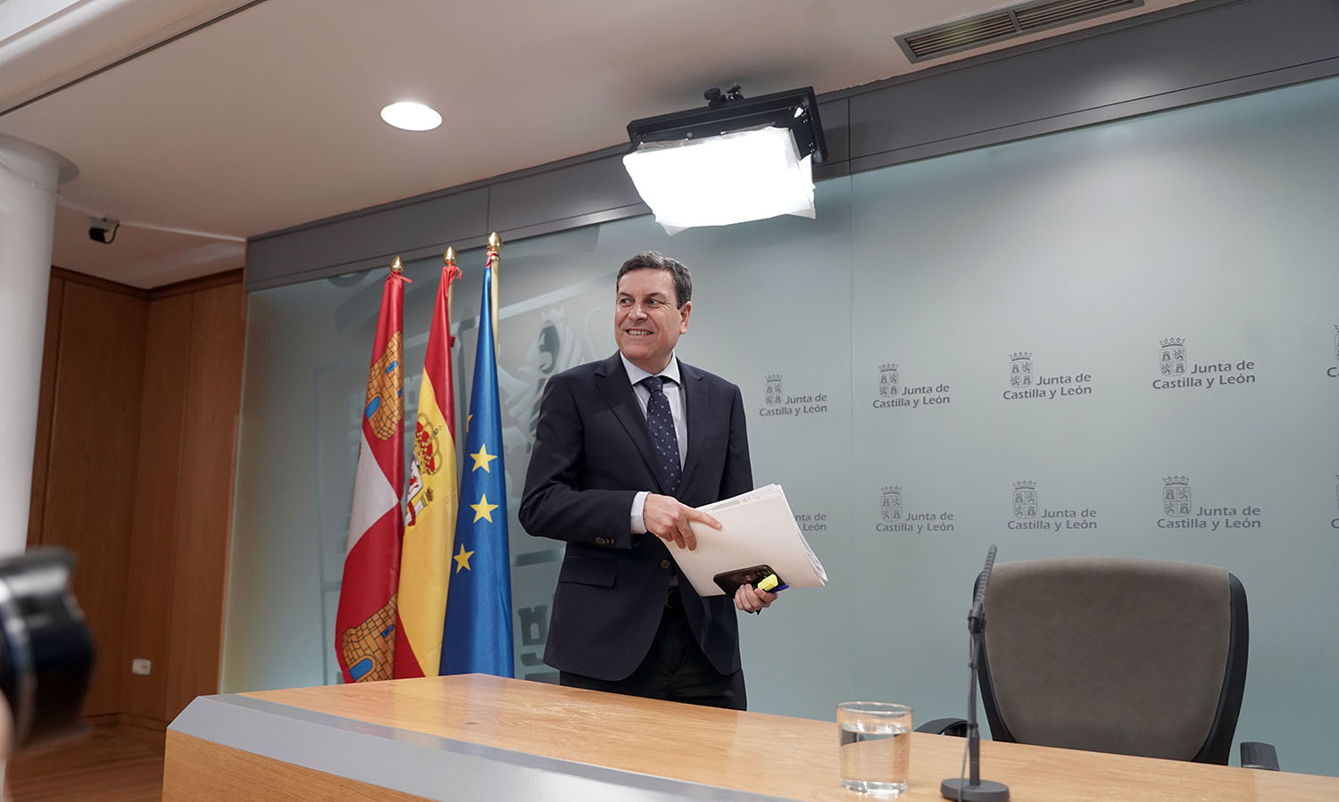 Rubén Cacho ICAL . El consejero de Economía y Hacienda y portavoz, Carlos Fernández Carriedo, comparece en rueda de prensa posterior al Consejo de Gobierno.