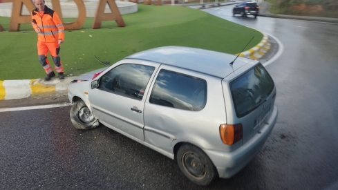 Coche accidentado en la rotonda de Montearenas