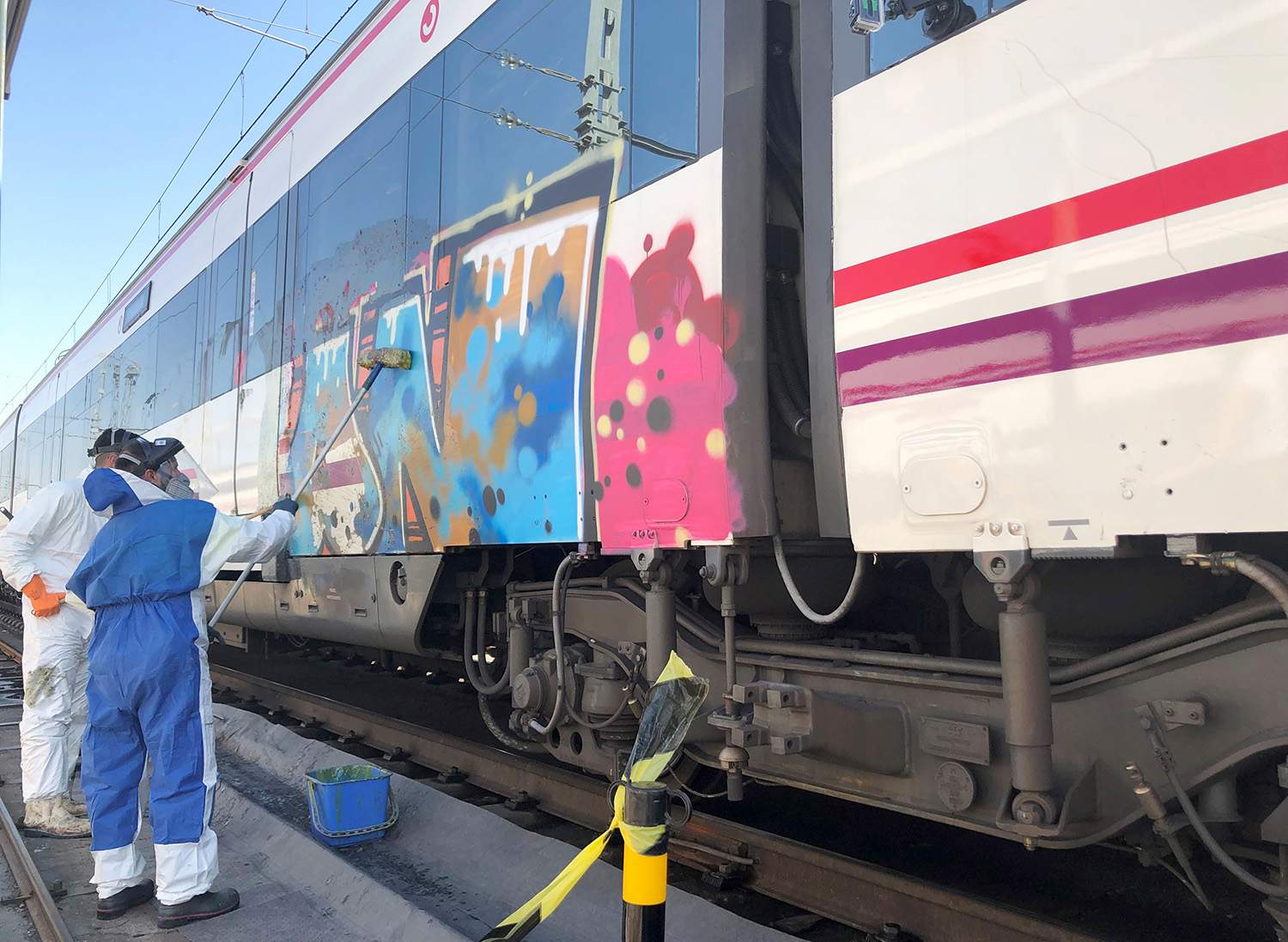 ICAL . Limpieza de grafitis en trenes de Renfe. ICAL . Limpieza de grafitis en trenes de Renfe.