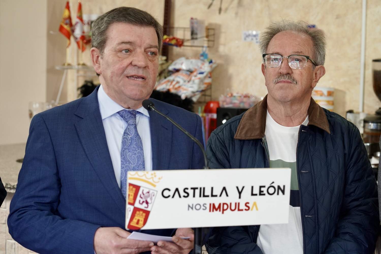 El consejero de la Presidencia, Luis Miguel González Gago, presenta la convocatoria de ayudas para el mantenimiento de bares y centros de ocio en pequeños pueblos de Castilla y León | Campillo / ICAL