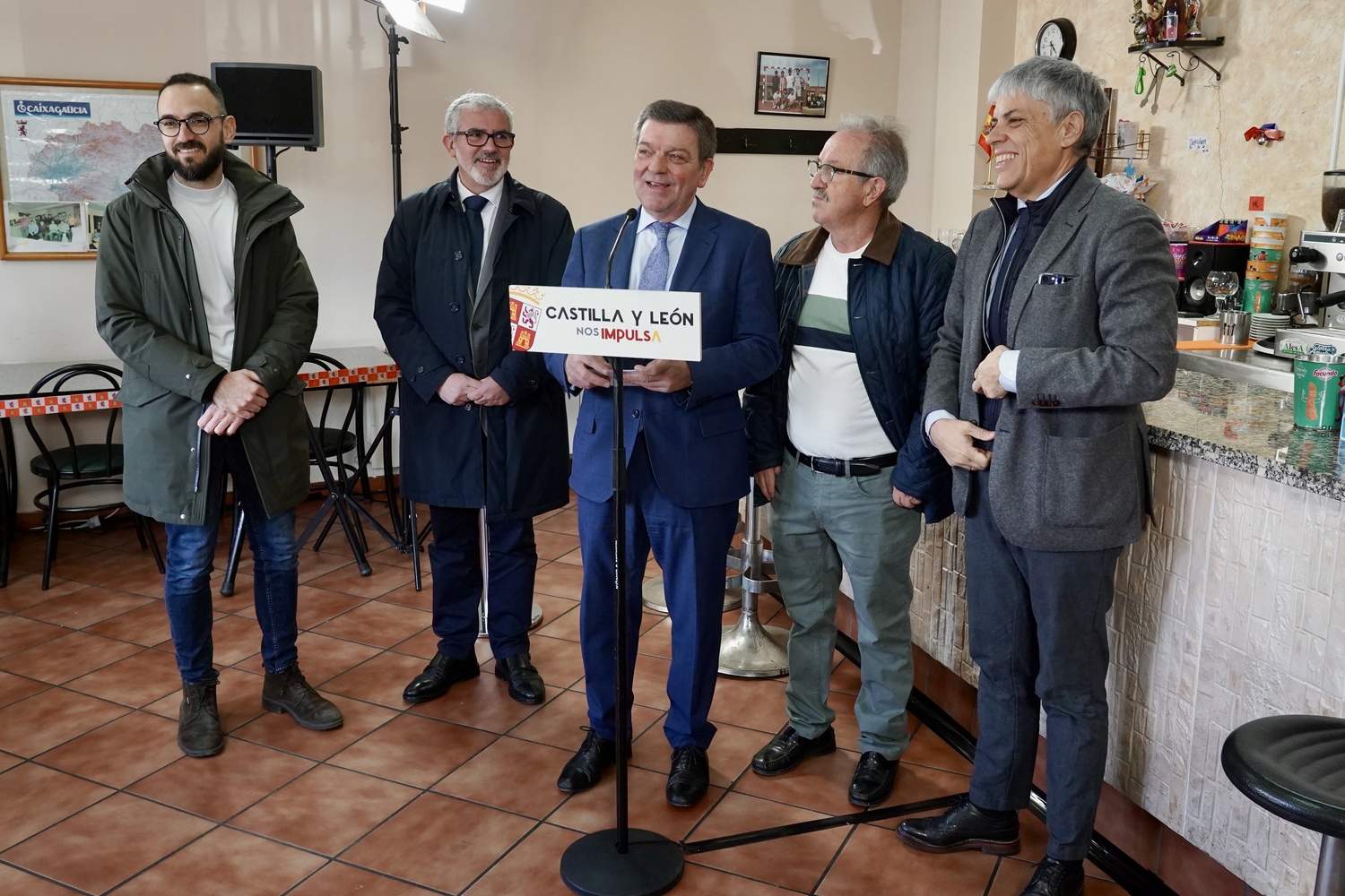 El consejero de la Presidencia, Luis Miguel González Gago, presenta la convocatoria de ayudas para el mantenimiento de bares y centros de ocio en pequeños pueblos de Castilla y León | Campillo / ICAL
