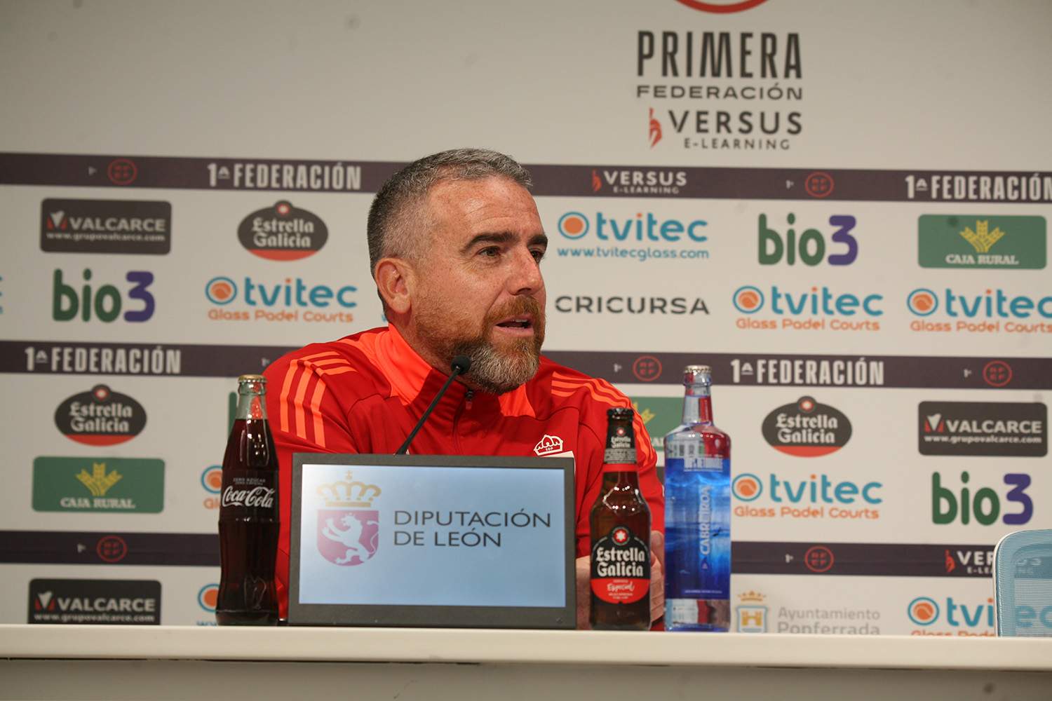 Javi Rey en la previa antes del partido entrela Ponferradina y el Real Unión
