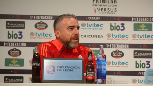 Javi Rey en la previa antes del partido entre  la Ponferradina y el Real Unión