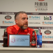 Javi Rey en la previa antes del partido entre la Ponferradina y el Real Unión Javi Rey en la previa antes del partido entre la Ponferradina y el Real Unión