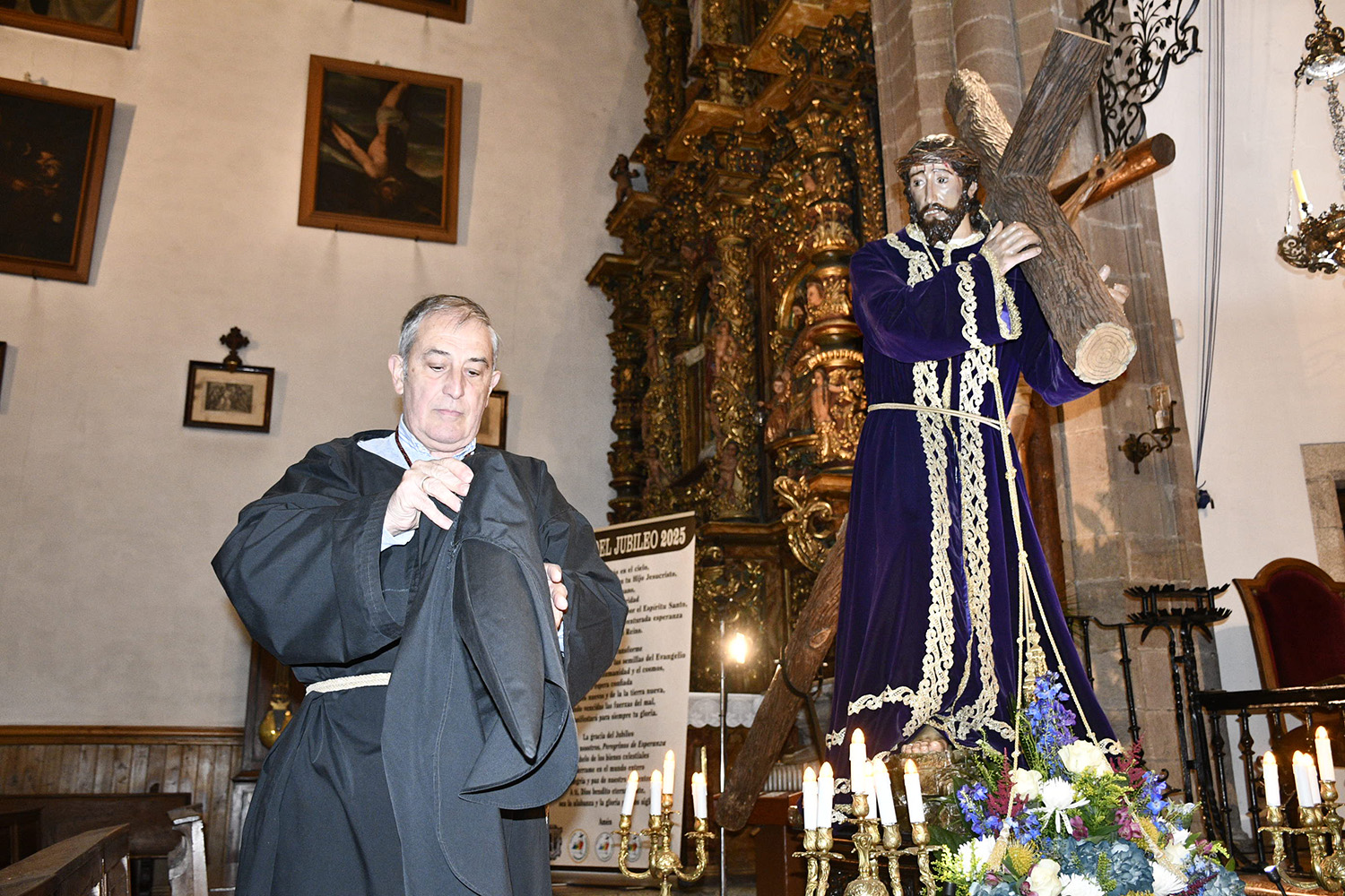 El Lambrión Chupacandiles vuelve a las calles de Ponferrada para anunciar el inicio de la Semana Santa | Dani Merino El Lambrión Chupacandiles vuelve a las calles de Ponferrada para anunciar el inicio de la Semana Santa | Dani Merino