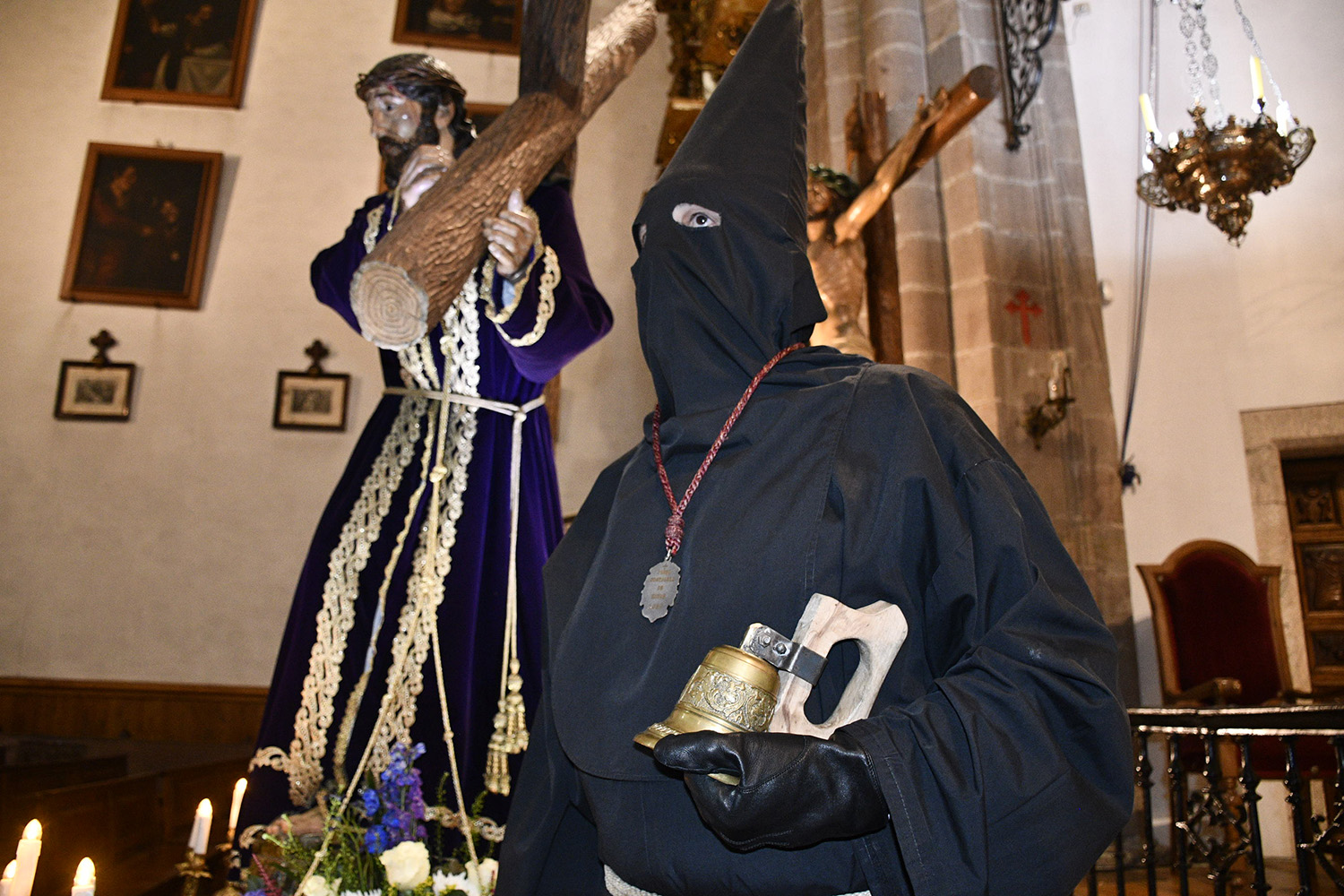 El Lambrión Chupacandiles vuelve a las calles de Ponferrada para anunciar el inicio de la Semana Santa | Dani Merino El Lambrión Chupacandiles vuelve a las calles de Ponferrada para anunciar el inicio de la Semana Santa | Dani Merino