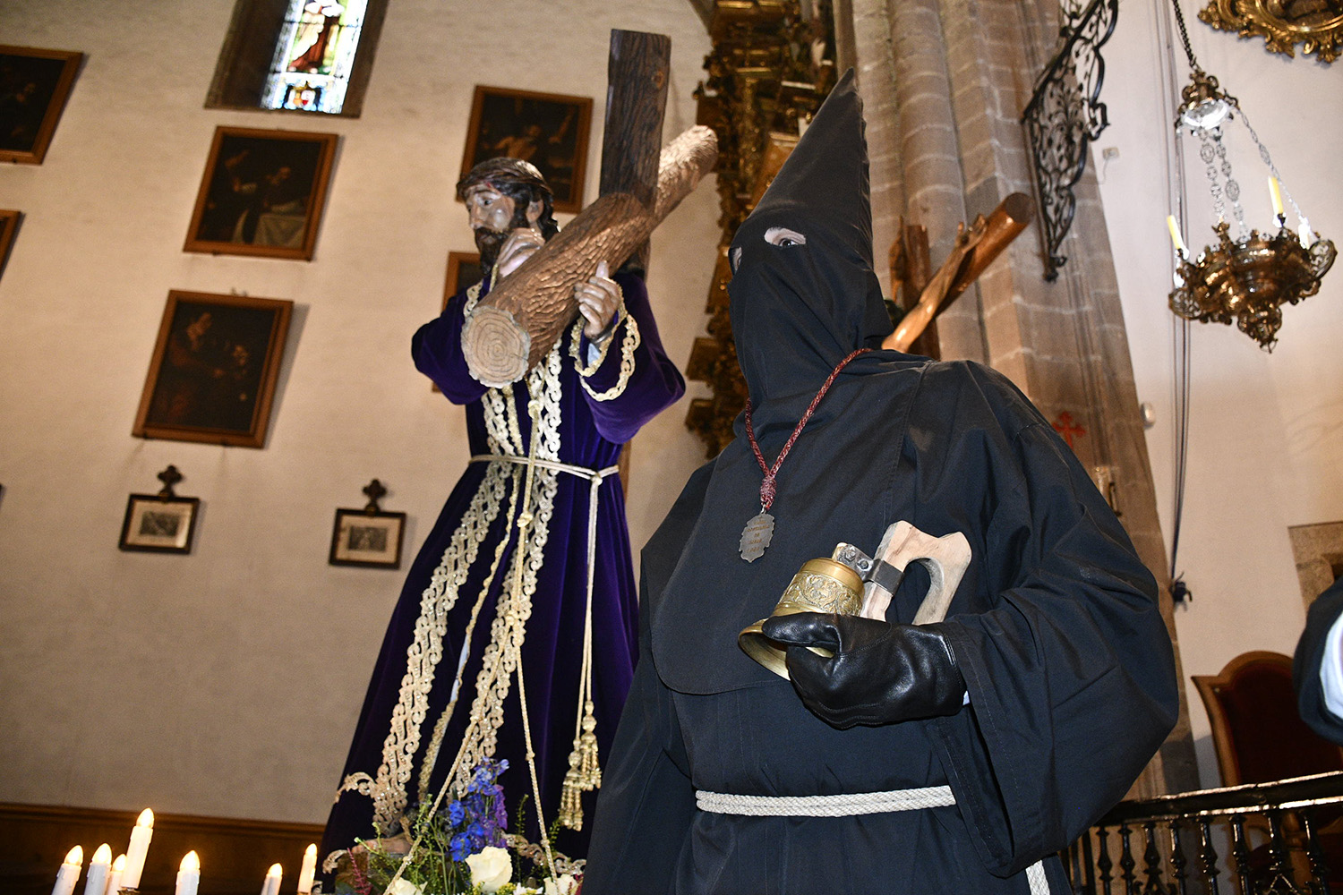 El Lambrión Chupacandiles vuelve a las calles de Ponferrada para anunciar el inicio de la Semana Santa | Dani Merino El Lambrión Chupacandiles vuelve a las calles de Ponferrada para anunciar el inicio de la Semana Santa | Dani Merino