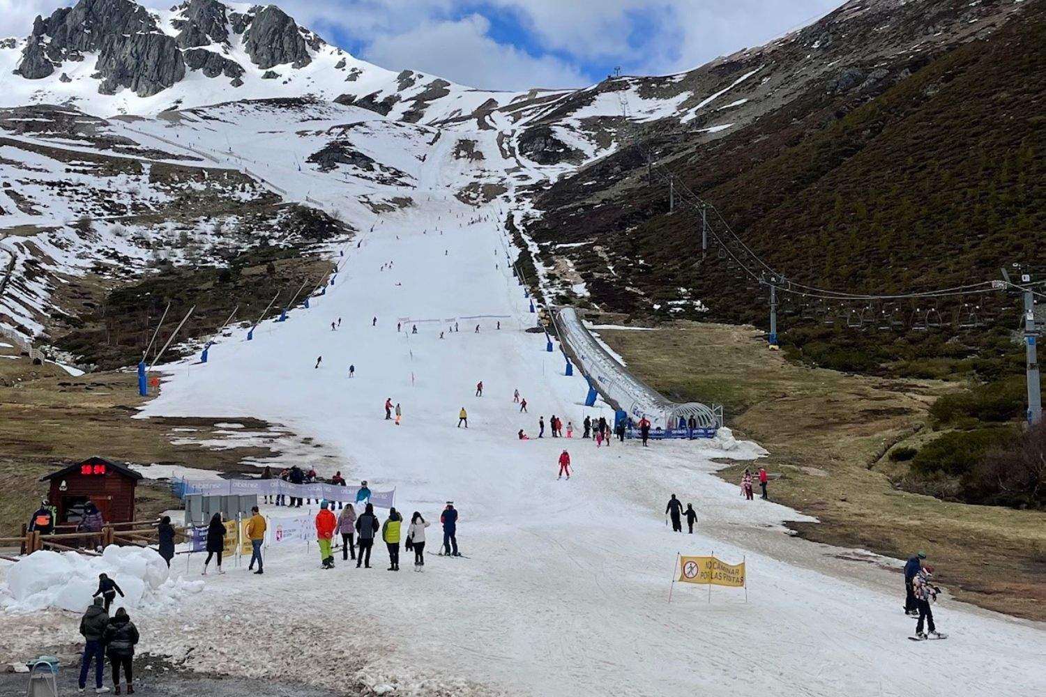 La estación de San Isidro recibe 1.200 esquiadores en el primer fin de semana de abril
