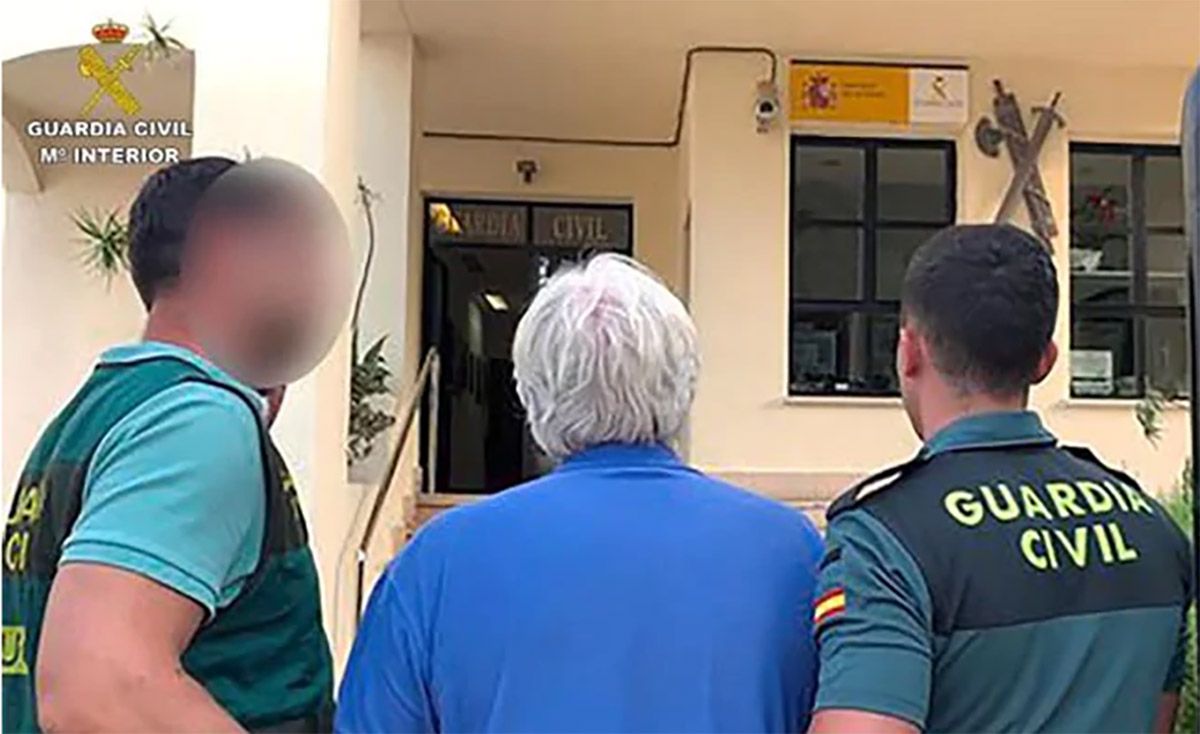 La Guardia Civil durante la detención de los acusados por la venta de carne de caballo en mal estado en los mataderos de Astorga y Toreno 