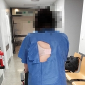Uniforme de una trabajadora del Hospital del Bierzo