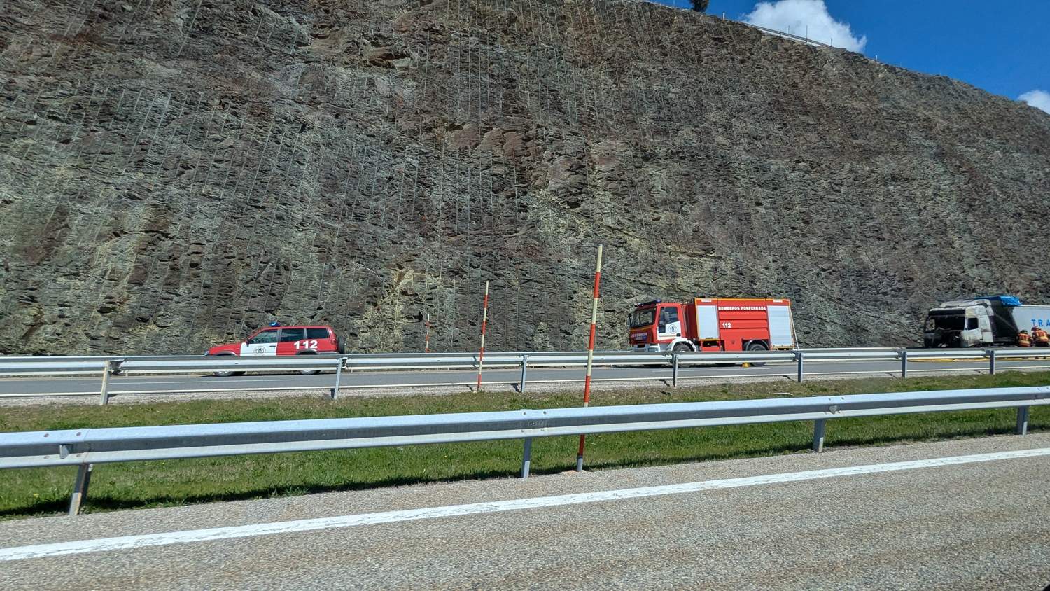 Arde un camión en la a6 en Villagatón (1)