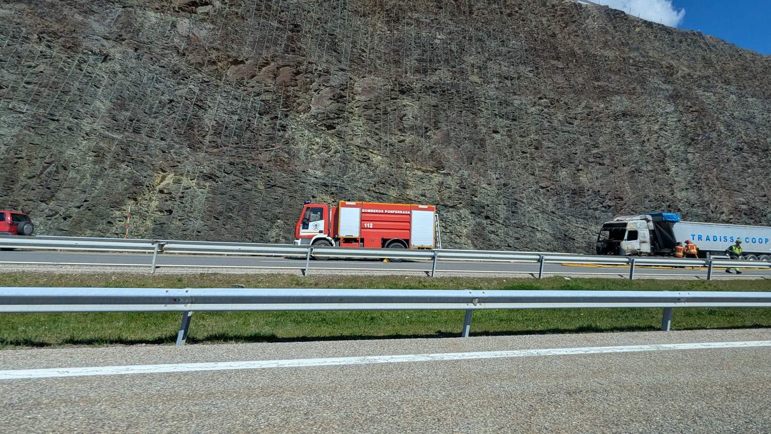 Arde un camión en la a6 en Villagatón (3)