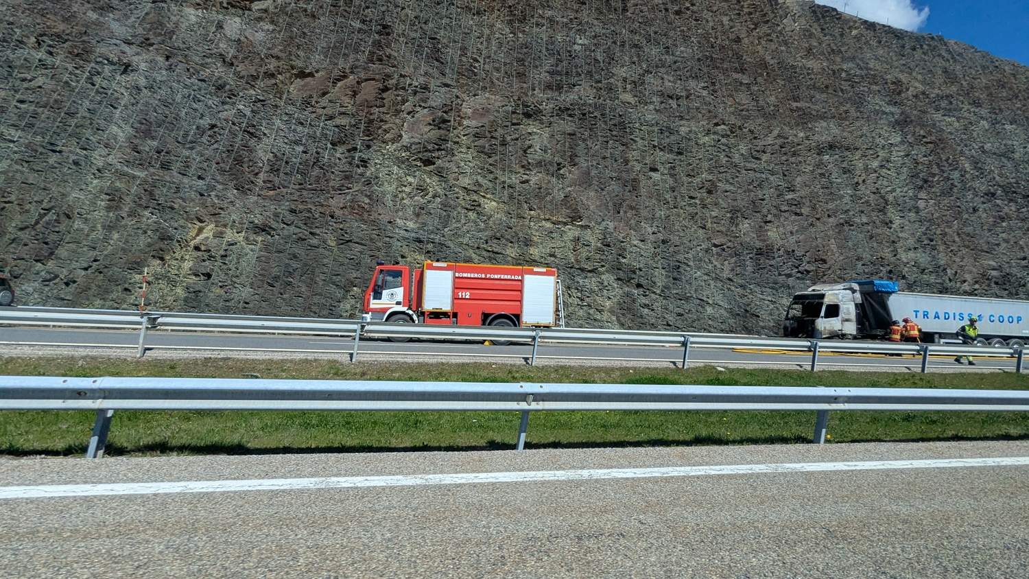 Arde un camión en la a6 en Villagatón (4)